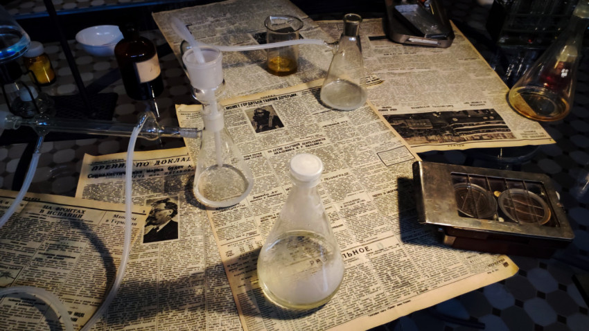 Лабораторная посуда в интерактивной зоне «Атомариум» павильона «АТОМ» на ВДНХ