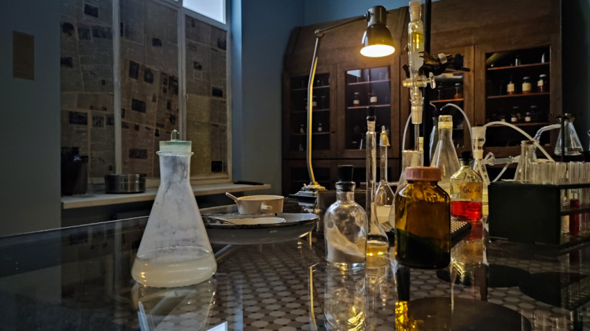 Лабораторное оборудование и витрина реактивов в экспозиции павильона «АТОМ»