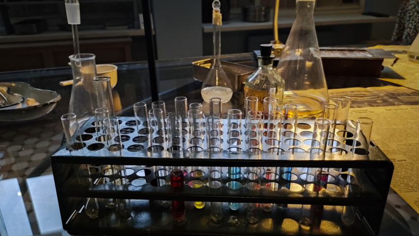 Стойка с пробирками и лабораторные реактивы в зоне «Атомариум»