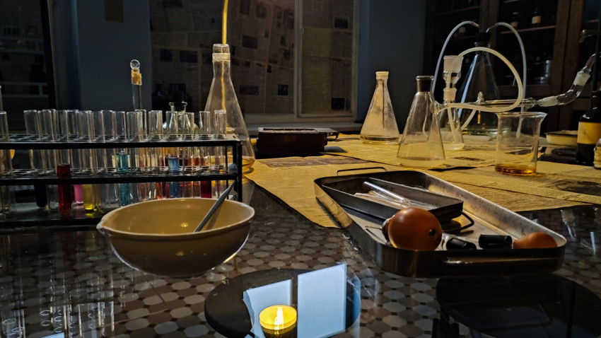 Лабораторные инструменты и стеклянная посуда в павильоне «АТОМ»