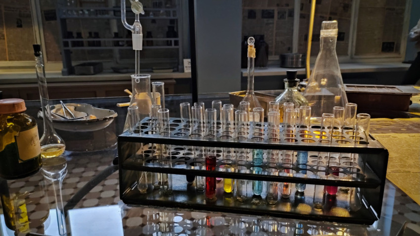 Пробирки с растворами и лабораторные принадлежности на столе экспозиции ВДНХ