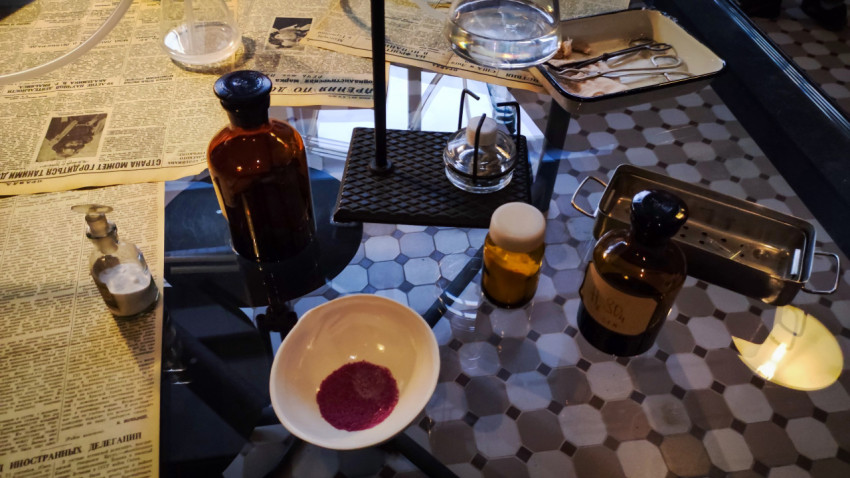 Реактивы и лабораторные принадлежности в зоне «Атомариум» на ВДНХ