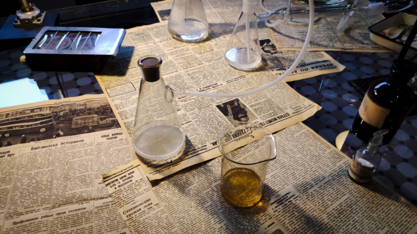 Колбы и мерный стакан на столе лабораторной зоны павильона «АТОМ»