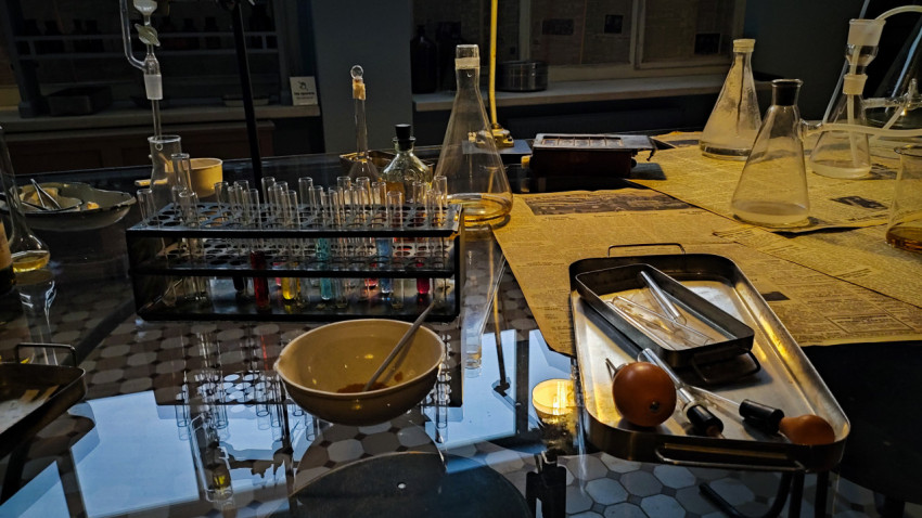 Стойка с пробирками и инструменты для опытов в павильоне «АТОМ»