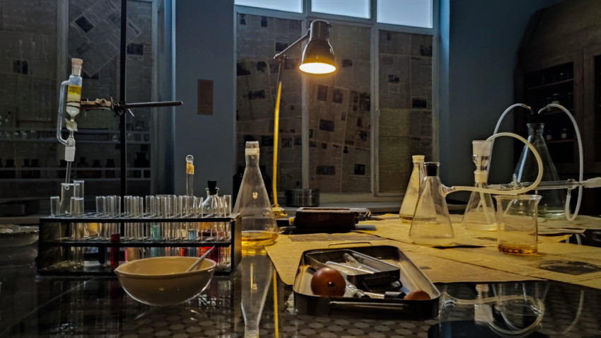 Лабораторный стол с колбами и оборудованием в экспозиции «Атомариума»
