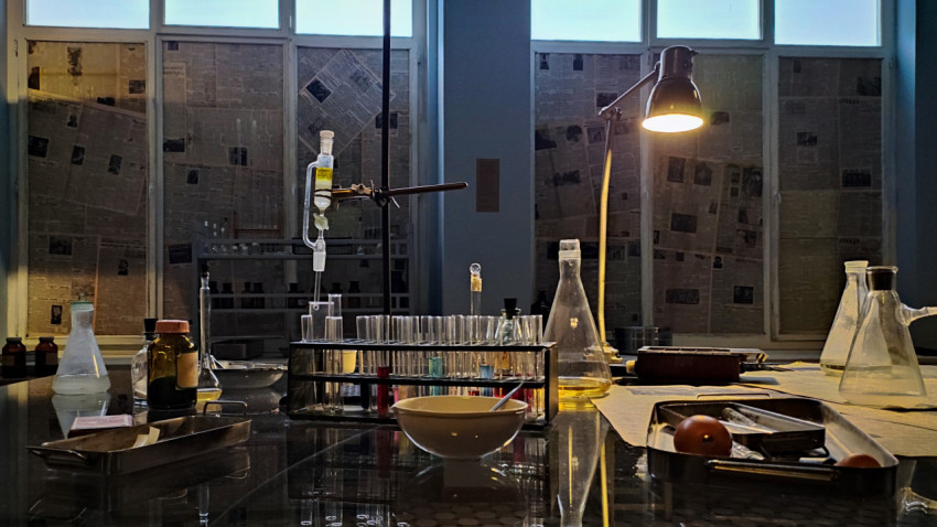 Химическая установка и пробирки в образовательной зоне павильона «АТОМ»