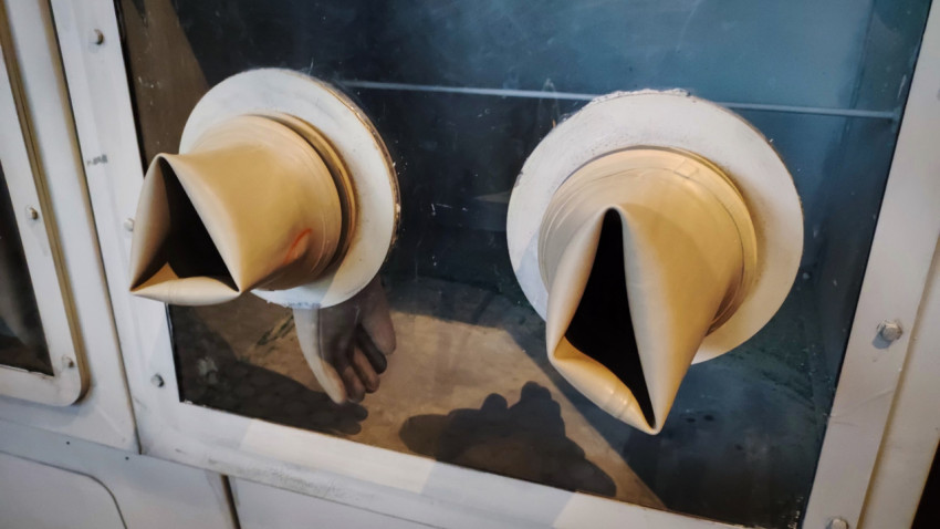 Герметичные лабораторные перчатки из защитного бокса «Атомариума»