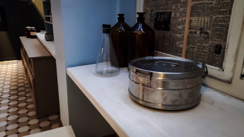 Лабораторные ёмкости и стерилизатор на полке экспозиции павильона «АТОМ»