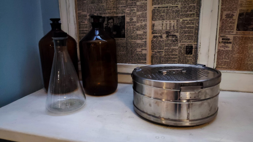 Стеклянные лабораторные ёмкости и металлический стерилизатор в исторической зоне «Атомариума»