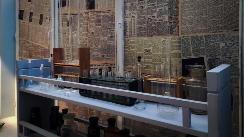 Полка с пробирками и лабораторной посудой в экспозиции «Советский атомный проект»