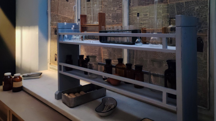 Стеллаж с лабораторными бутылками и стеклянными приборами в павильоне «АТОМ»