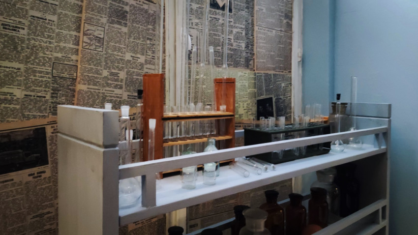 Пробирки и стеклянные цилиндры на лабораторном стеллаже в павильоне «АТОМ»