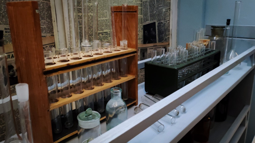 Деревянный штатив с пробирками и стеклянные ёмкости в зоне «Атомариум»