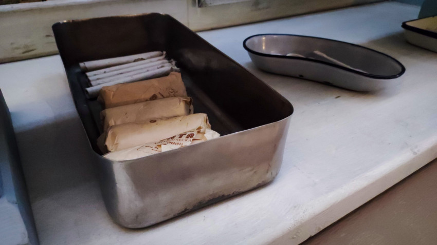 Металлический лоток с упакованными материалами в павильоне «АТОМ»