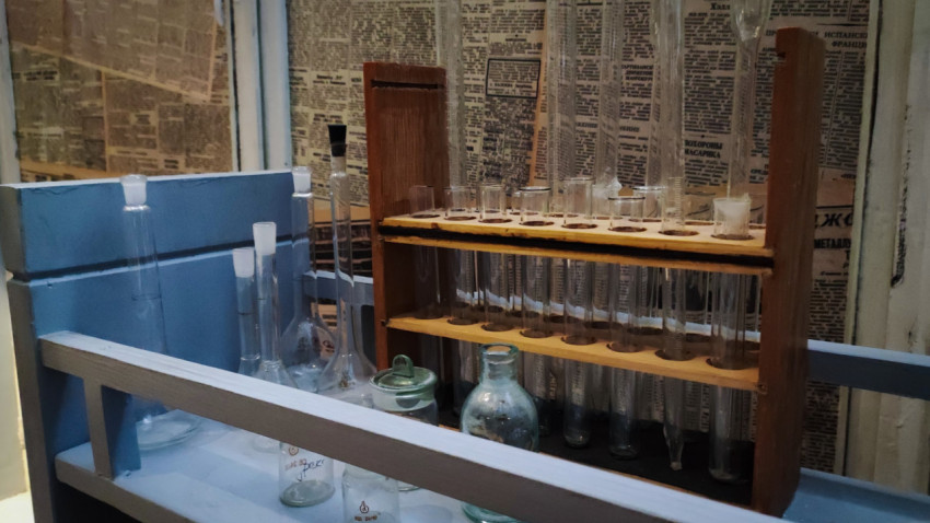 Стеклянная лабораторная посуда в деревянной стойке в павильоне «АТОМ»