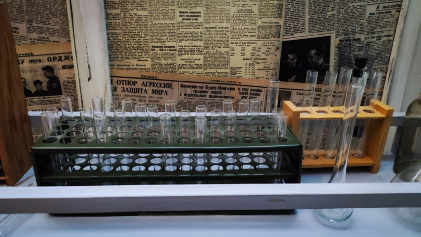 Ряд пробирок в пластиковой и деревянной стойках в экспозиции павильона «АТОМ»