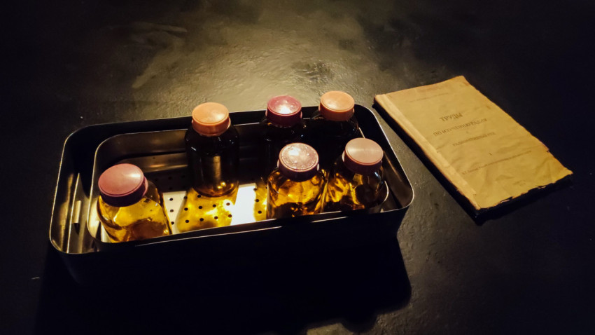 Лабораторные флаконы и издание «Труды по изучению радия» в павильоне «АТОМ»