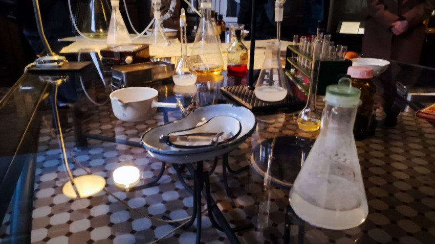 Лабораторный стол с химической посудой и инструментами в павильоне «АТОМ»