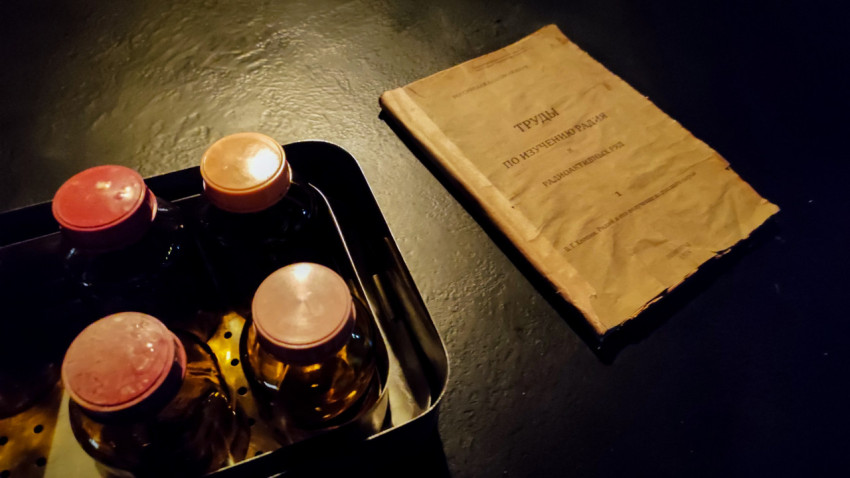 Лабораторные флаконы и издание 1924 года в исторической зоне павильона «АТОМ»