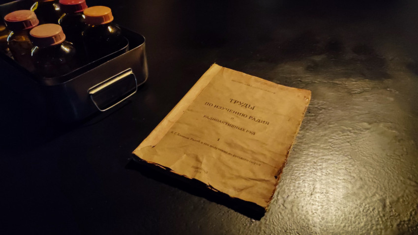 Книга «Труды по изучению радия» и лабораторные флаконы в экспозиции павильона «АТОМ»