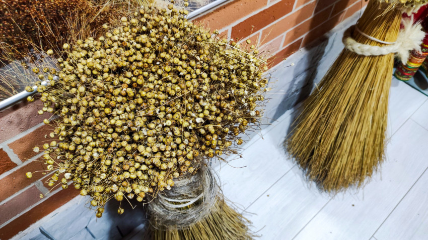 Верхний ракурс на снопы льна в выставочной зоне льняной индустрии