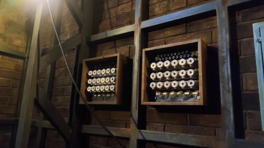 Панели с керамическими изоляторами в технической зоне павильона «АТОМ»