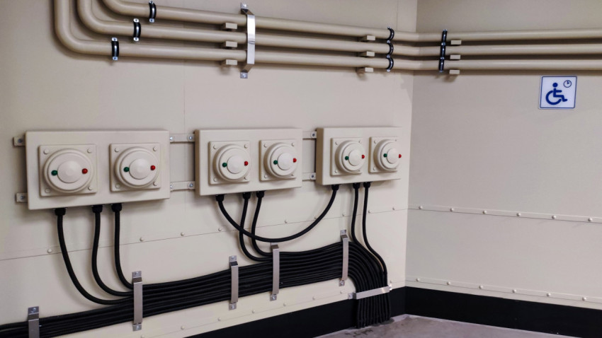 Панель управления и кабельные трассы в павильоне «АТОМ» на ВДНХ