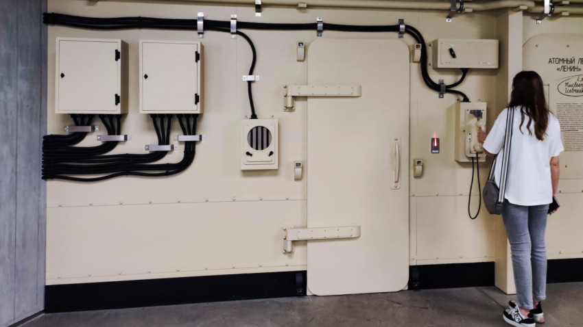 Интерактивная зона с технической стеной и телефоном в павильоне «АТОМ»