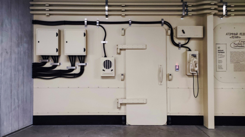 Техническая дверь и инженерные коммуникации в павильоне «АТОМ»