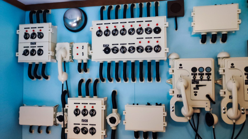 Панель судовой связи и распределительные блоки в павильоне «АТОМ»