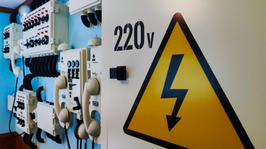 Электротехнический шкаф 220V и судовые панели связи на стене экспозиции