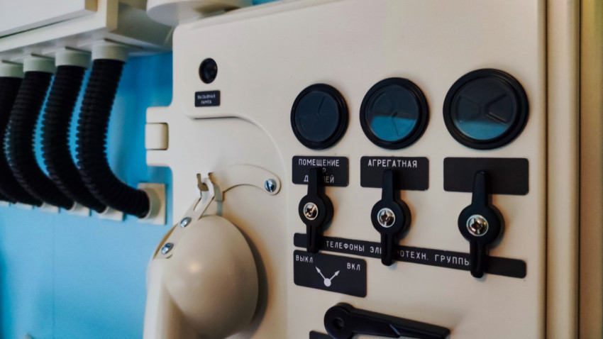 Панель судовой связи и управляющие переключатели в экспозиции «АТОМ»