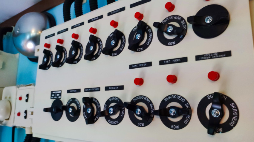 Панель судовых переключателей в павильоне «АТОМ»