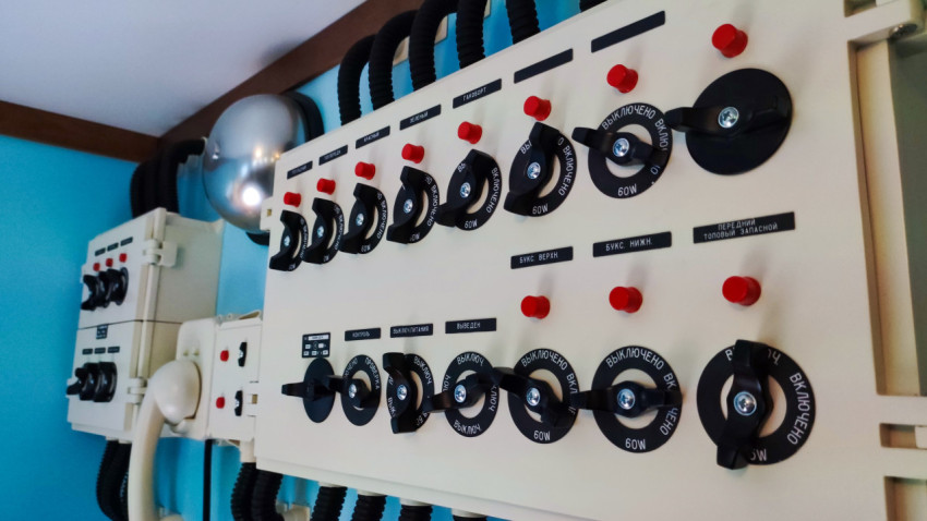 Узел судовой коммутационной панели с множеством переключателей