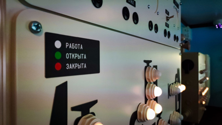 Световые индикаторы и управляющие элементы на стеновой панели судового оборудования