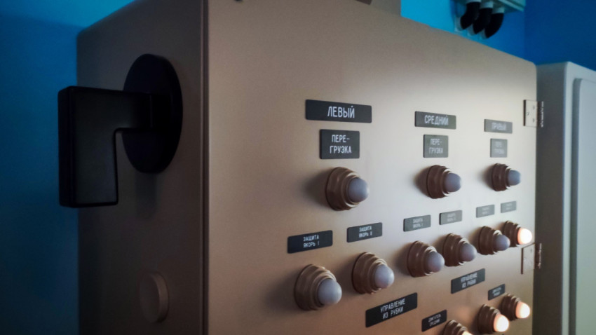Панель судовых сигналов с крупной рукояткой управления