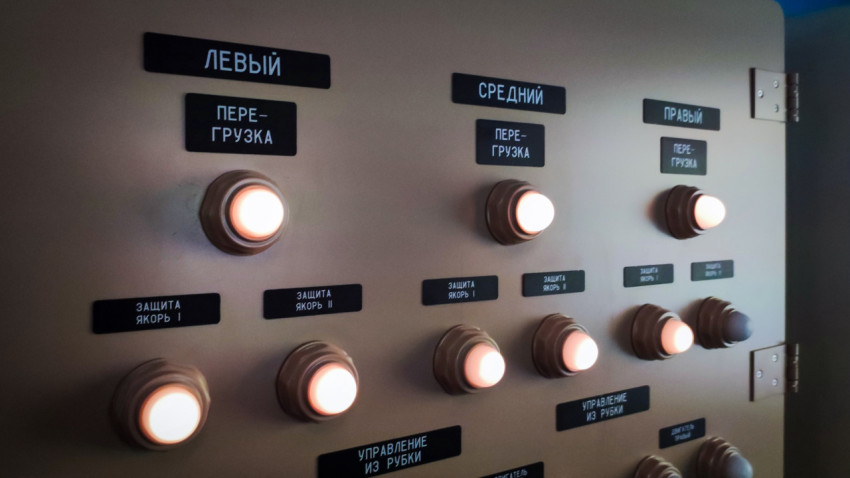 Ряды сигнальных кнопок и индикаторов судовой панели в экспозиции