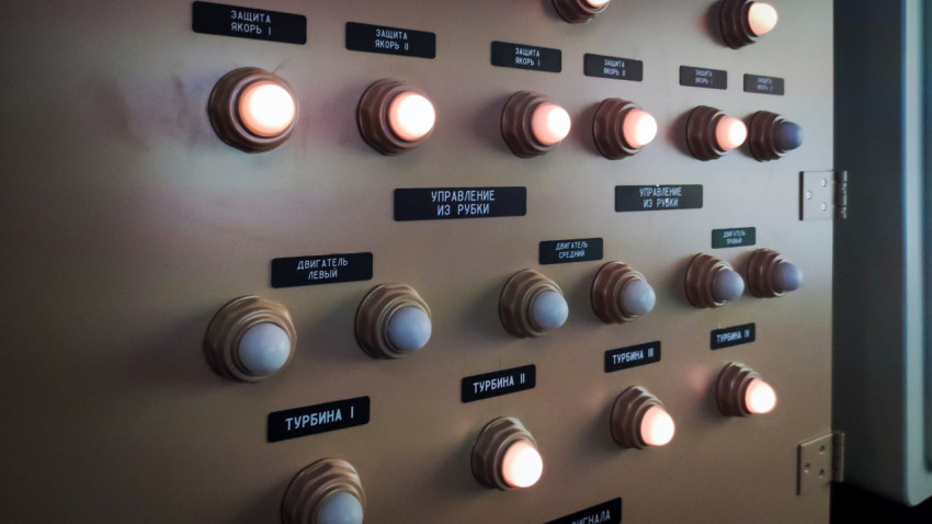 Подсвеченная панель судовой сигнализации в павильоне «АТОМ»