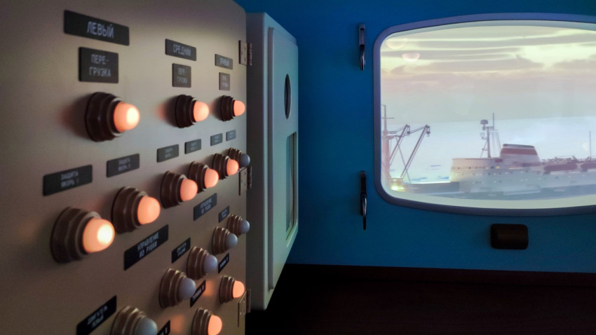 Светящиеся индикаторы судовой панели и арктическая проекция в иллюминаторе