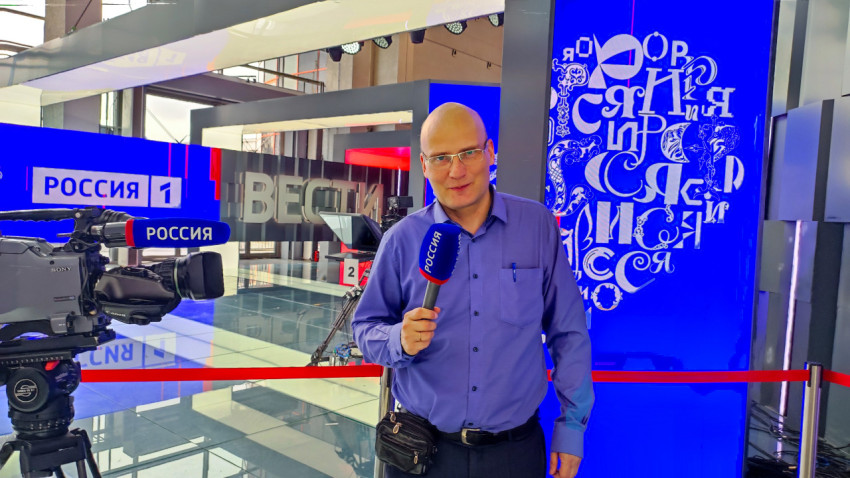 Посетитель у стенда телеканала «Россия 1» в павильоне №75 ВДНХ