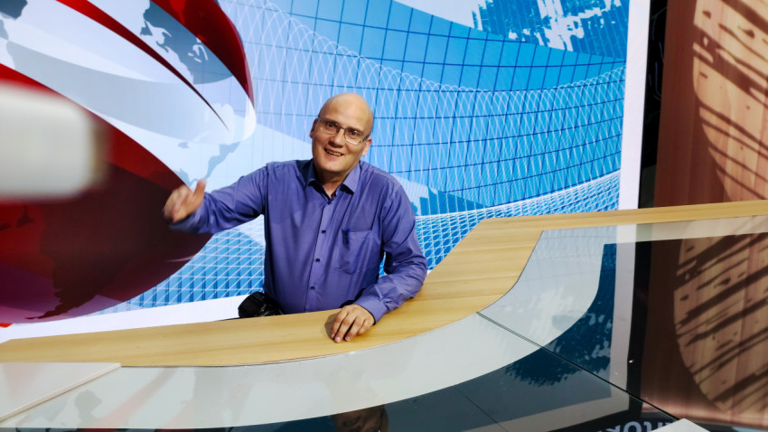 Посетитель демонстрационной телестудии в павильоне №75 ВДНХ