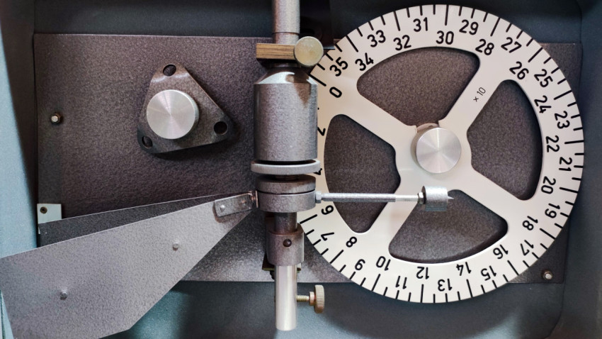 Крупный план механического узла метеорологического комплекта КМП