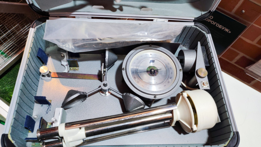 Нижняя секция полевого метеорологического комплекта КМП в защитном футляре