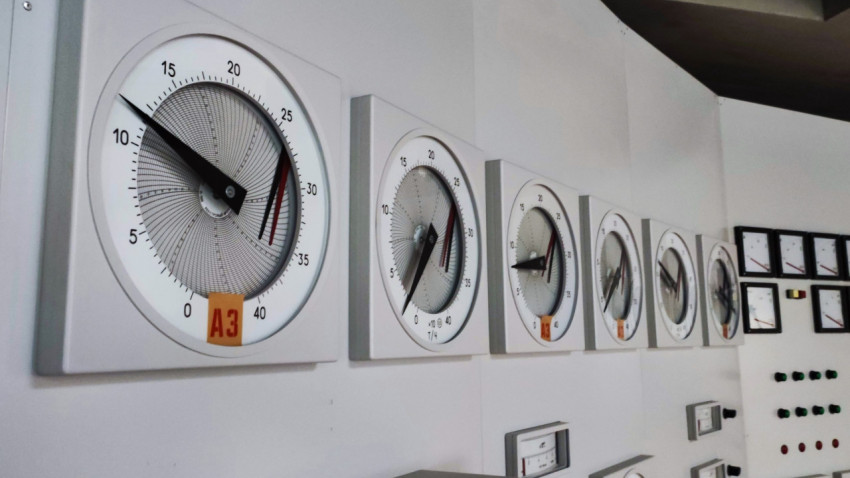 Ряд стрелочных приборов на стенде управления в павильоне «АТОМ»