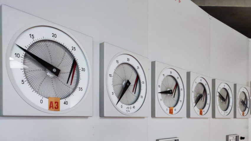 Ряд стрелочных приборов контроля на стенде исторической экспозиции павильона «АТОМ»