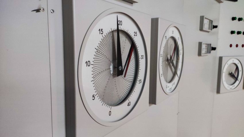 Стрелочные приборы на панели управления исторической экспозиции павильона «АТОМ»