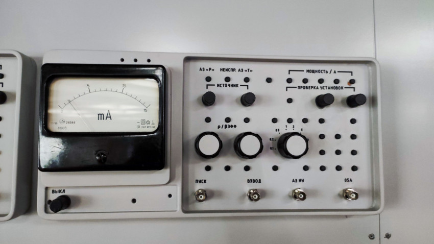 Приборный модуль с миллиамперметром и управляющими элементами в павильоне «АТОМ»