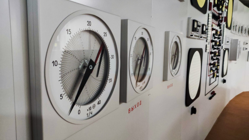 Стрелочные промышленные индикаторы на стенде пульта в павильоне «АТОМ»