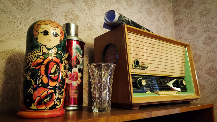 Радиоприёмник «Dzintars» и декоративные предметы на полке
