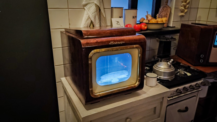 Телевизор «Авангард» (ТЛ-1) среди кухонных принадлежностей советского периода